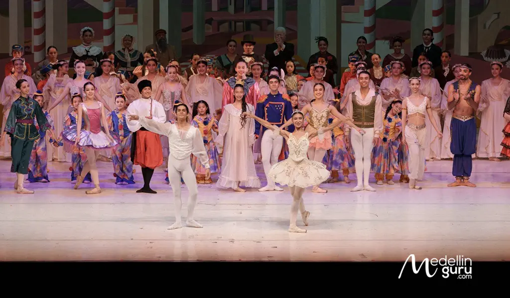 Dancers representing the Ballete Cascanueces (Nutcracker Ballet).This theatrical event is part of the Festival de Navidad Medellín Te Quiere 2025