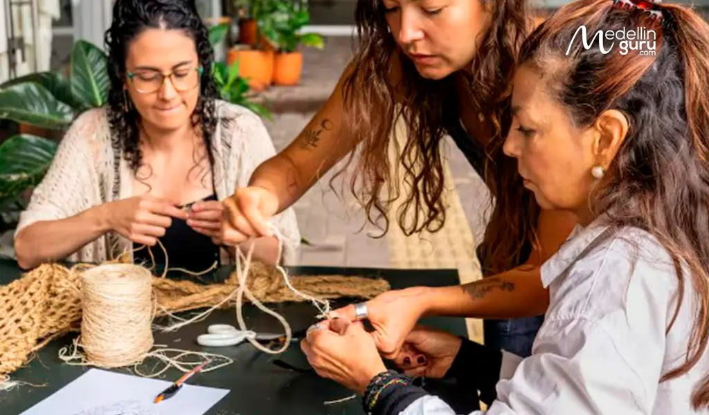 Colombian craft workshop with natural fibers to create a traditional bag