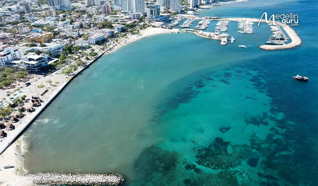 Illustration of water pollution affecting the beaches in Santa Marta, highlighting environmental concerns.