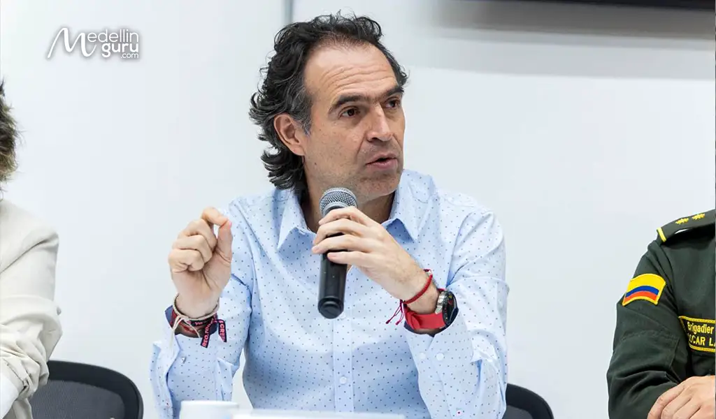 Image of the Mayor of Medellín speaking at a press conference about combating child sexual exploitation