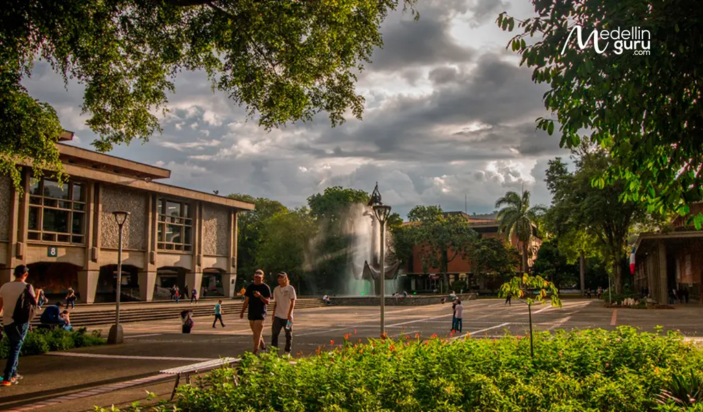 Colombian university campus with a fountain and students