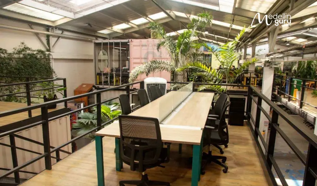 Flexible office space at Regus Bogotá,showcasing an open-plan coworking place with ample natural light