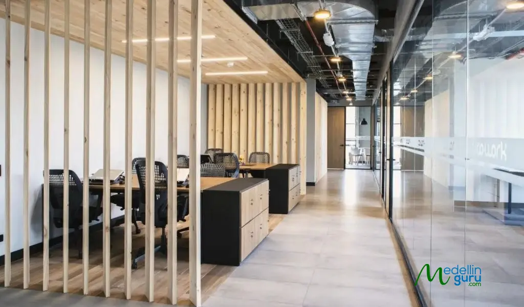 Shared office space for rent at Co-Work Latam Bogotá , ideal for focused work and collaboration.