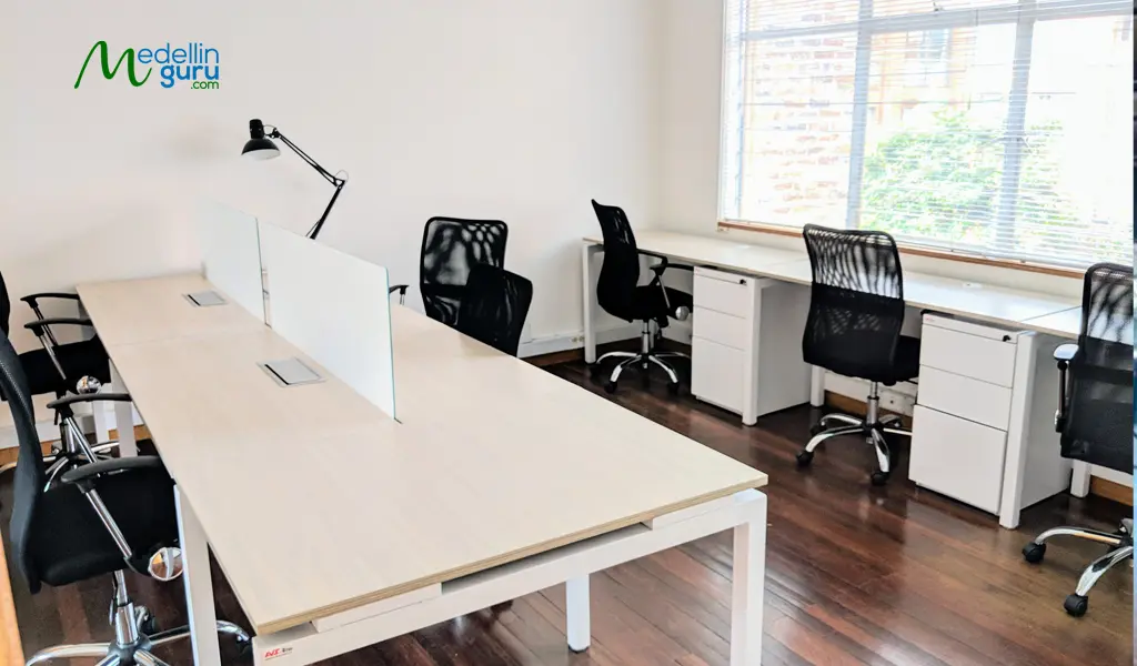 office space for rent at Plugin Coworking Bogotá, featuring spacious desks and natural light