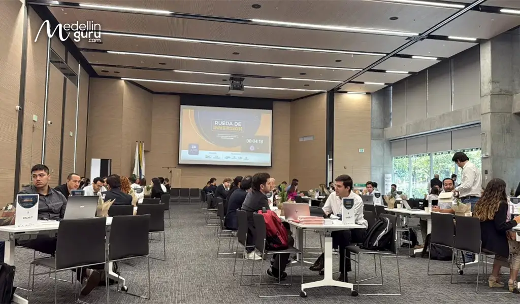 Business professionals discussing foreign investment opportunities in Medellín. Photo by Momento Emprendedor
