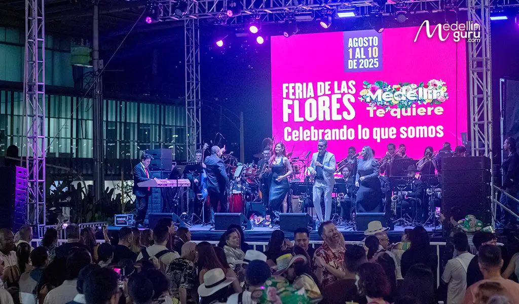 Flower Festival concert crowd at the Obelisco sector
