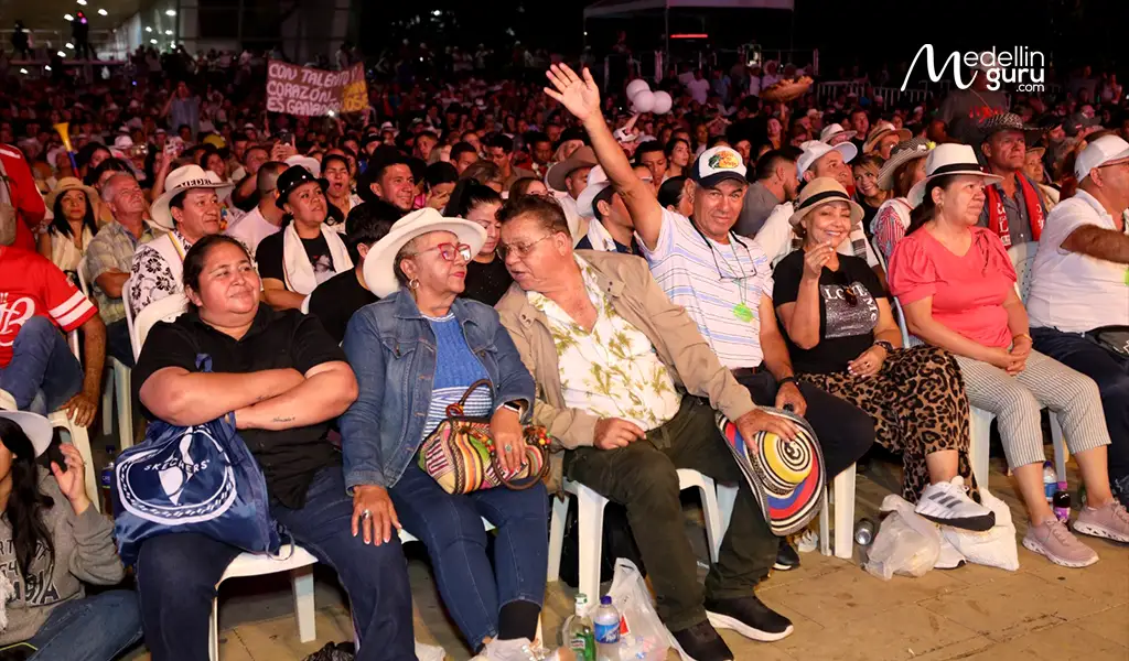 A vibrant crowd of over 1000 people gathered at Parque de los Deseos, enjoying the Trova Festival
