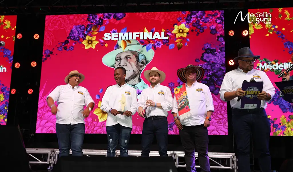 Trovadores performing on stage at the Semifinal of the Trova Festival in Parque de los Deseos