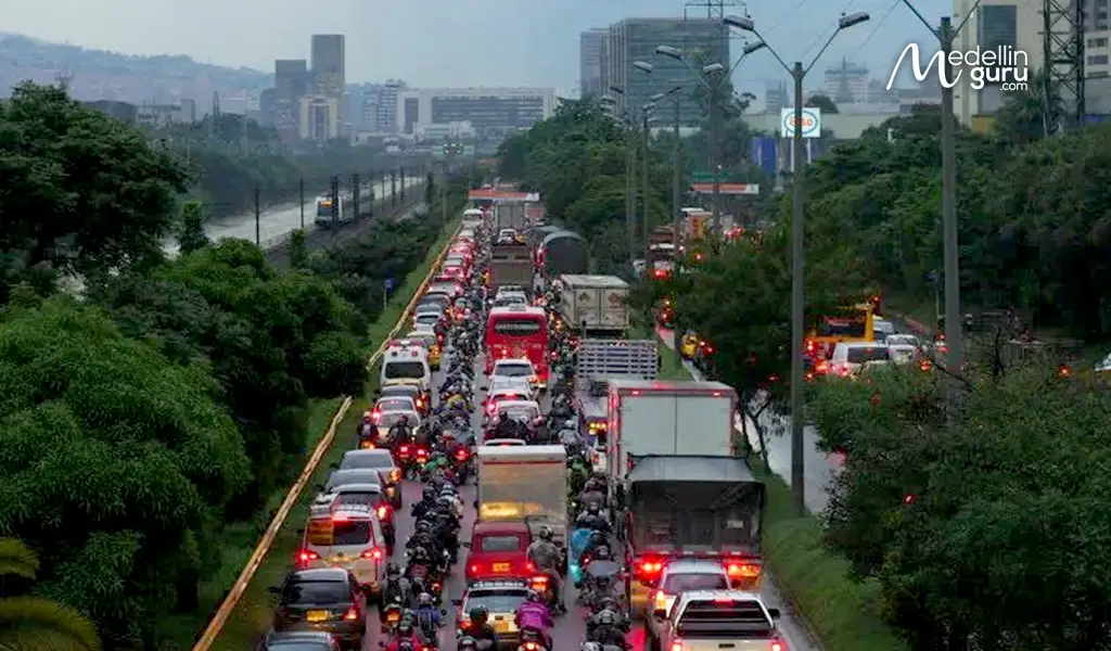 Bumper-to-bumper traffic in Medellín during peak hours, representing a 'taco'