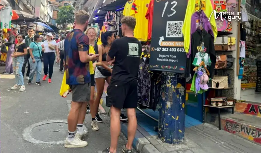 Youth in Medellín using slang 'sisas' to express affirmation