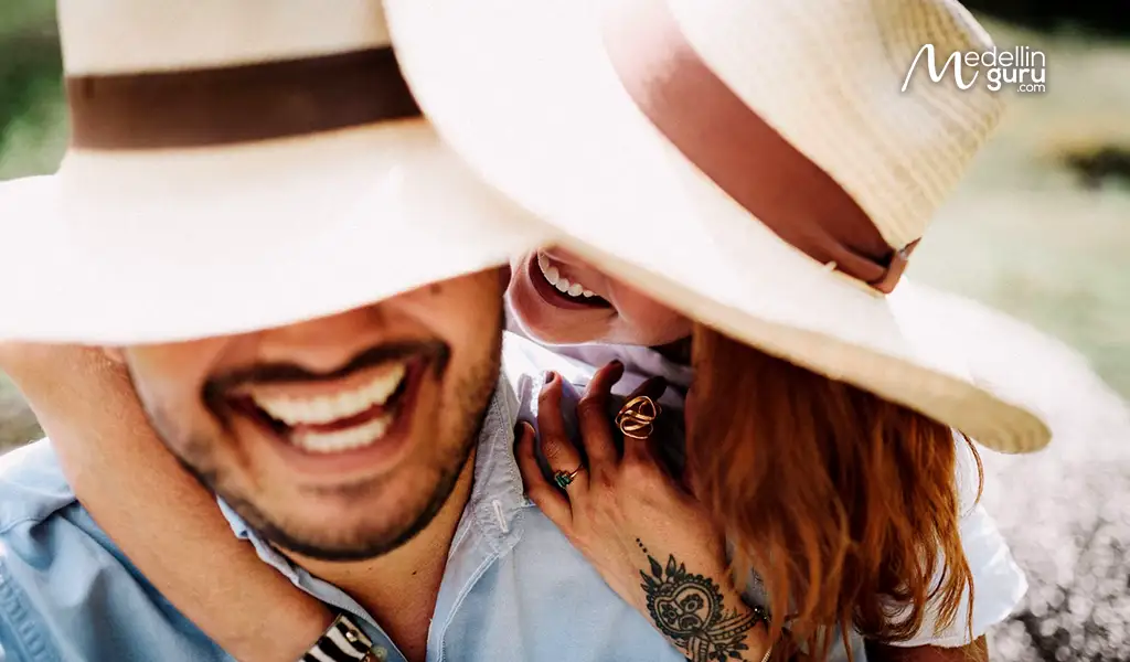 Couple in Medellín where one affectionately refers to their partner as a 'bizcocho'. Photo by Jota Pardo