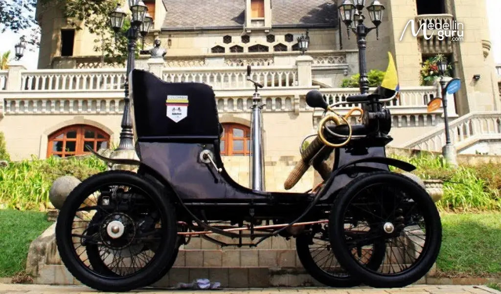 French De Dion Bouton from 1900, the oldest automobile in the city was present in the Classic Car Parade. Photo by La FM