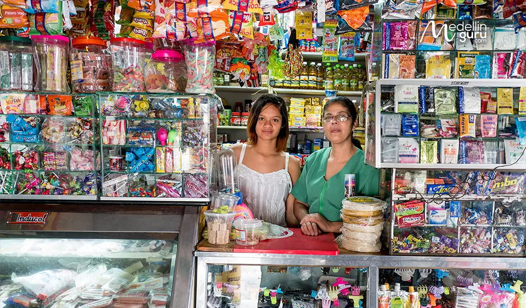 Paisa shopkeeper using 'A la orden' to greet customers in Medellín. Photo by WordPress