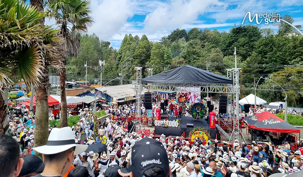 A panoramic view of the large crowd brought together at El Festival de Sancochos