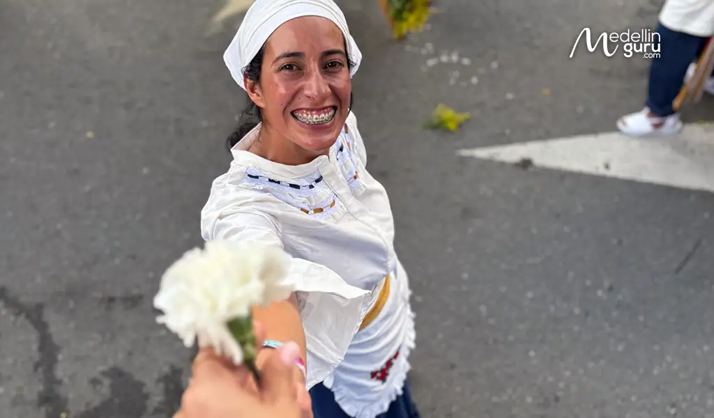 Silletera sharing her flowers to us during Feria de las Flores 2025