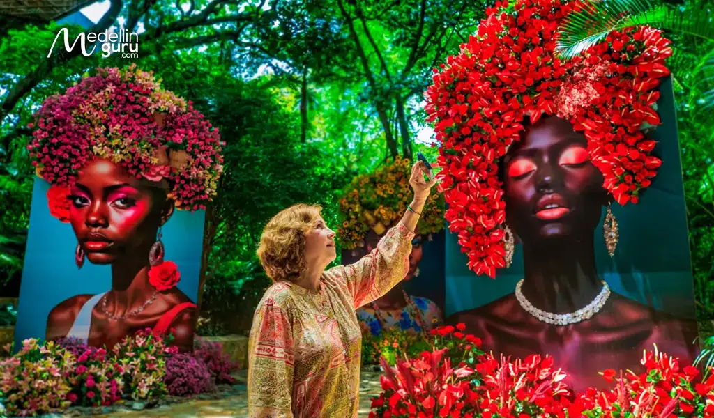 People admiring the big displays of flowers. Photo by El Colombiano