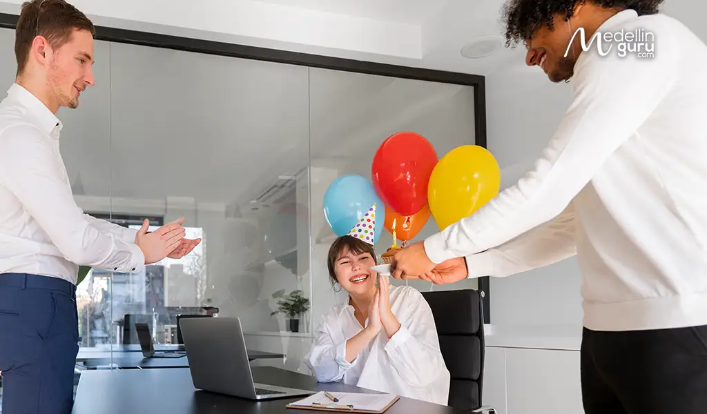 A joyful individual celebrating their new job, embodying the spirit of 'Qué nota que conseguiste el trabajo!