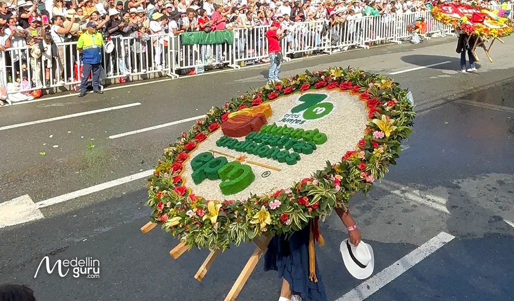 A silletero proudly carries an elaborate floral silleta at the Desfile de Silleteros 2025 in Medellín.
