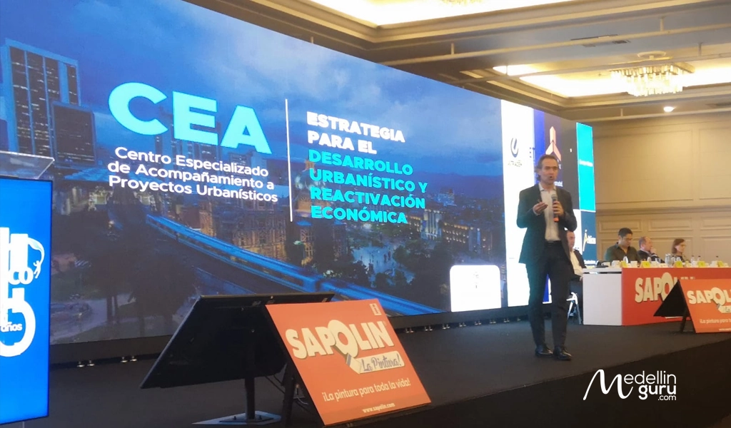 Mayor Federico Gutiérrez speaking on Colombia tourism trends