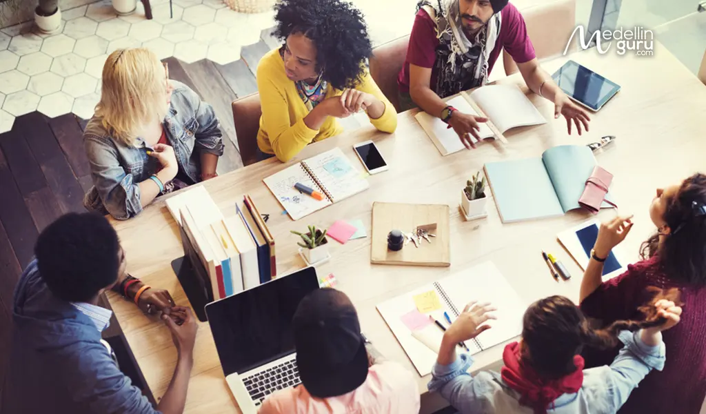 Professionals discussing work options, showcasing the collaborative environment in Colombia