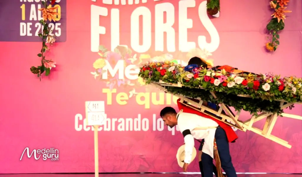 Silletero carrying a massive floral silleta at the Desfile de Silleteros 2025. Photo via mioriente.com