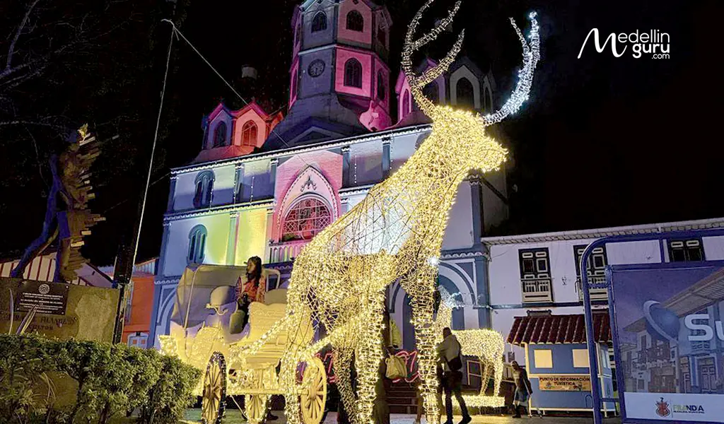 Calle del Tiempo Detenido in Filandia glowing with Christmas lights