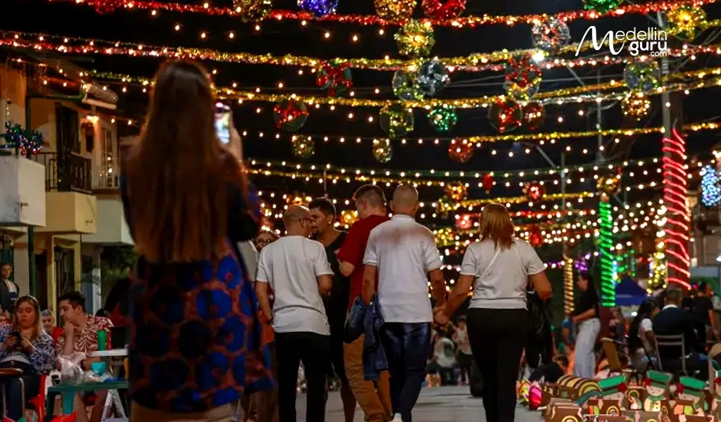 Medellín neighborhood Christmas lights and lanterns.Where is the Novena de Aguinaldos typically celebrated