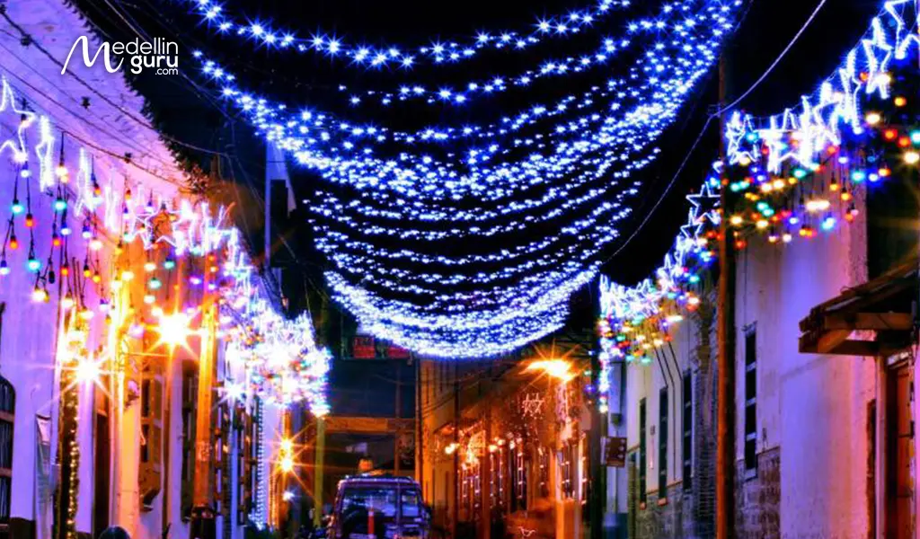 Traditional Christmas scenes and colonial streets in Santa Fe de Antioquia.
