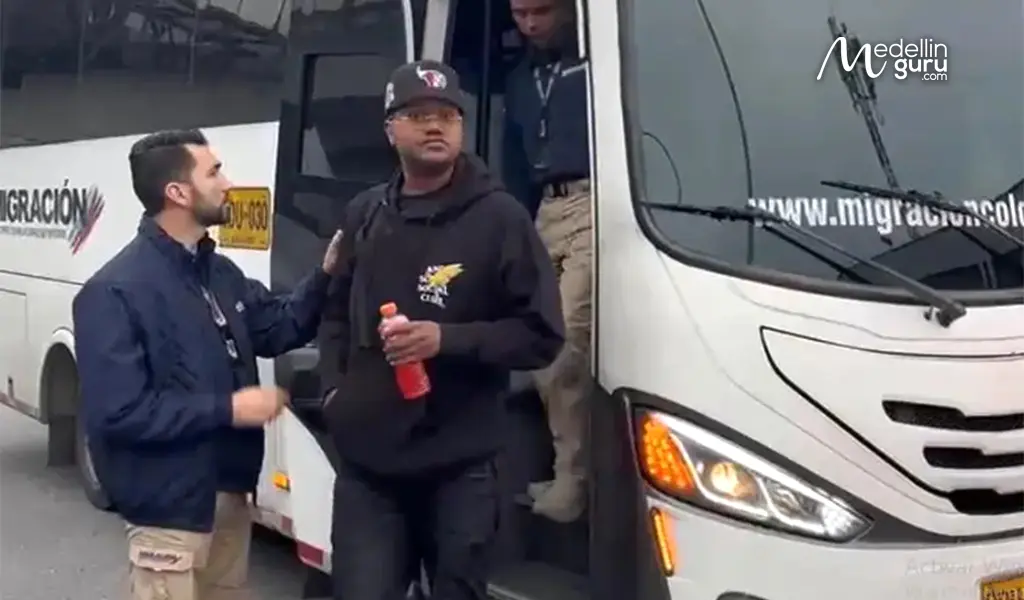 The influencer “Chill Capo” escorted by Migración Colombia