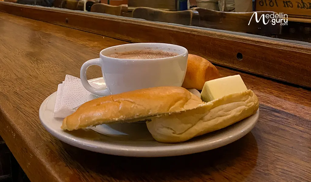 Nothing helps more to endure the cold than a good ‘chocolate santafereño’. Source: Wikimedia Commons.