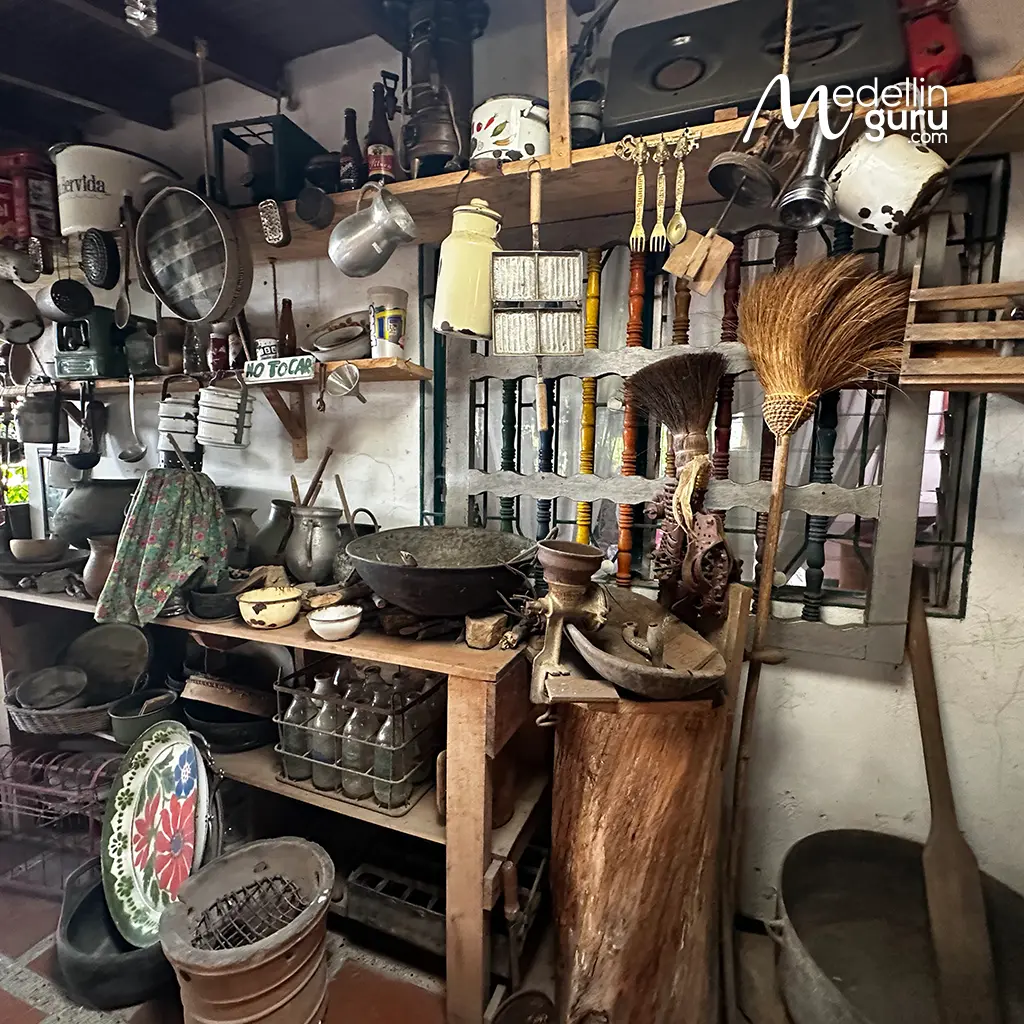 Elements and utensils typical of an old Antioquian kitchen