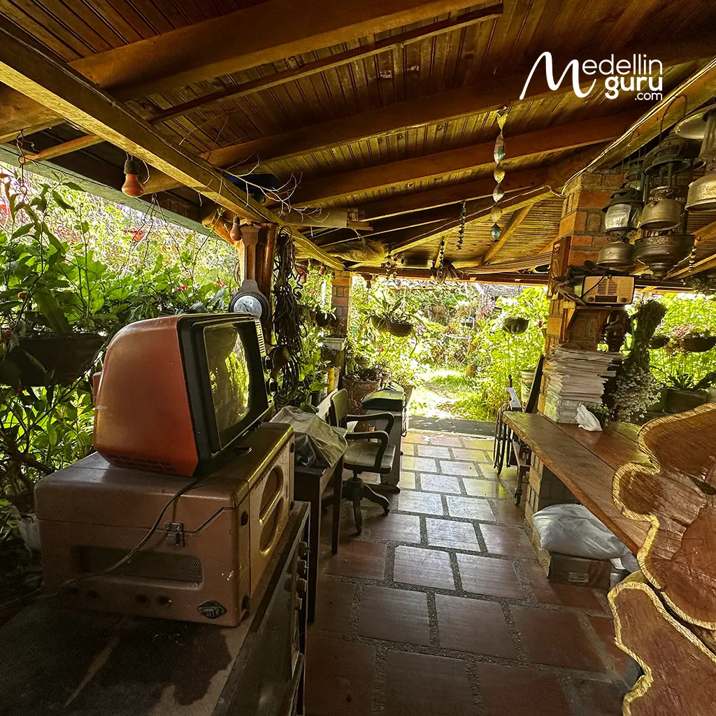 Nature completely surrounds every corner of this silletera farm, ensuring direct and privileged contact with nature