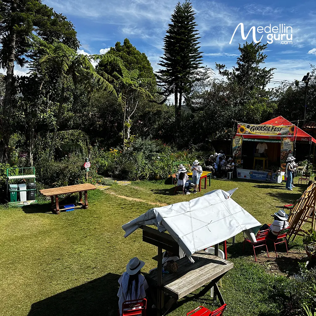 The silletera farm has various exits that have marked ecological trails